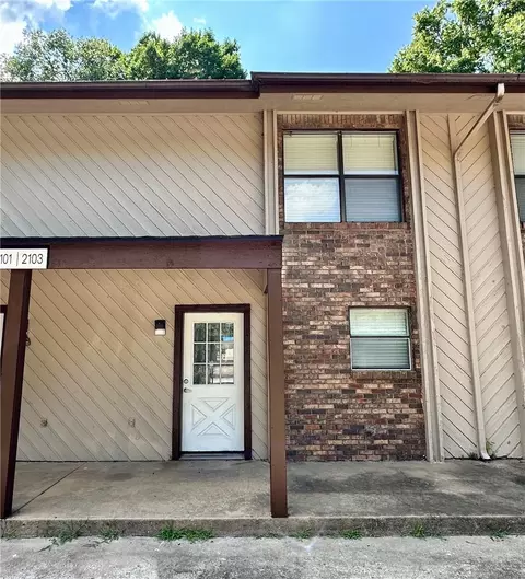 2103 N East Oaks Dr, Fayetteville, AR 72703
