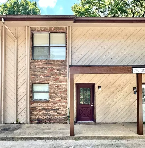 2105 N East Oaks Dr, Fayetteville, AR 72703