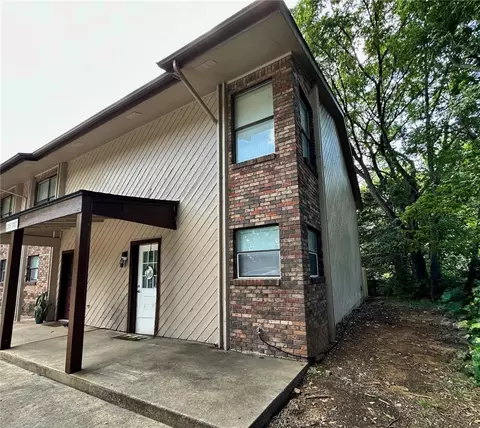 2107 N East Oaks Dr, Fayetteville, AR 72703