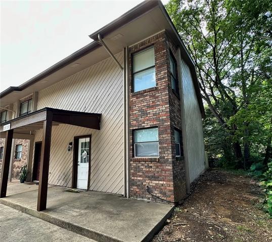 2107 N East Oaks Dr, Fayetteville, AR 72703