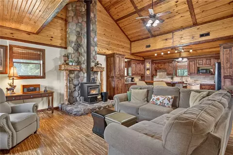 10890 Gates Ln, Pea Ridge, AR 72751