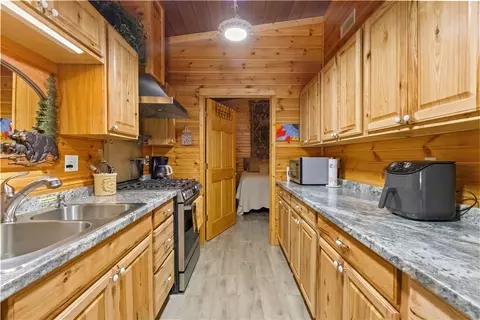 Kitchen - 488 Nc 3990, Jasper, AR 72641 photo 2 of 3