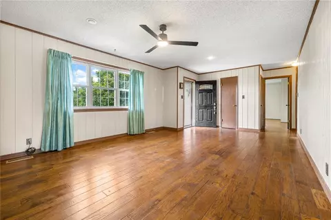 Living - 113 Brewer St, Harrison, AR 72601 photo 3 of 3