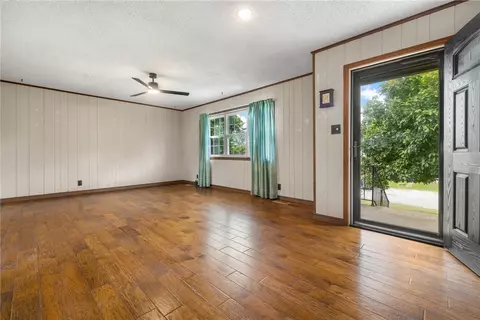 Living - 113 Brewer St, Harrison, AR 72601 photo 2 of 3