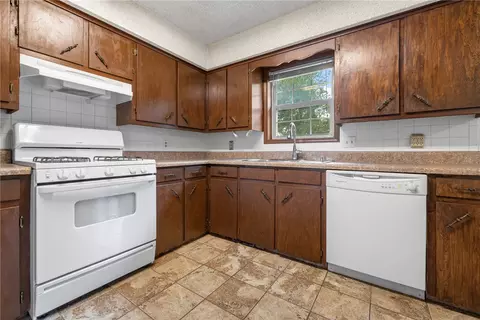 Kitchen - 113 Brewer St, Harrison, AR 72601 photo 3 of 4