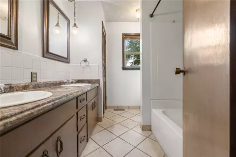 Bath - 113 Brewer St, Harrison, AR 72601 photo 1 of 4