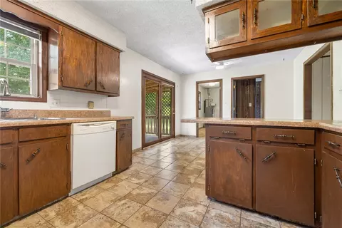 Kitchen - 113 Brewer St, Harrison, AR 72601 photo 4 of 4