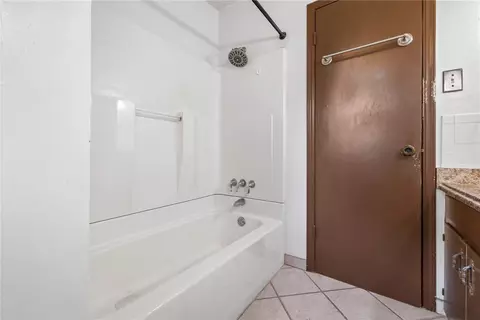 Bath - 113 Brewer St, Harrison, AR 72601 photo 3 of 4