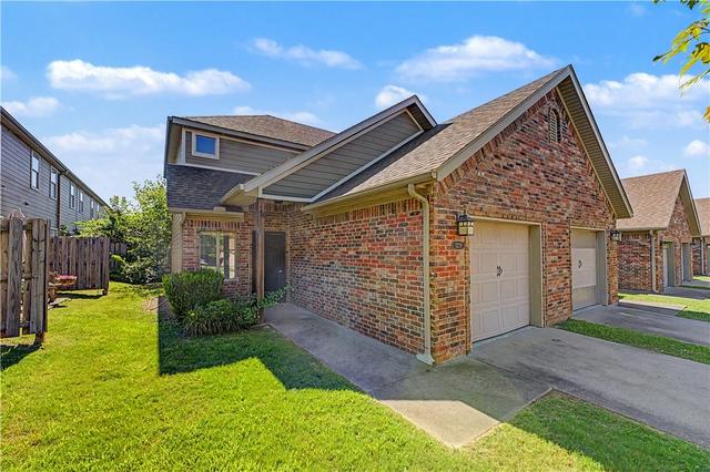3229 W Montrail Pl, Fayetteville, AR 72704