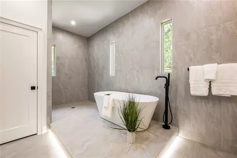 Bath - 8913 Anew Rd, Rogers, AR 72756 photo 4 of 8