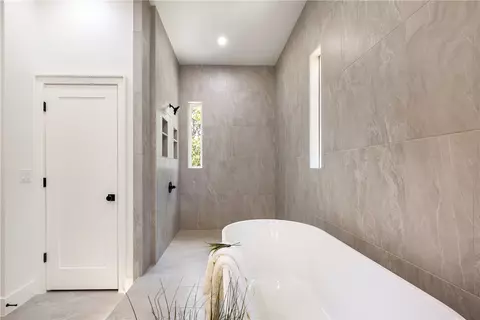 Bath - 8913 Anew Rd, Rogers, AR 72756 photo 5 of 8