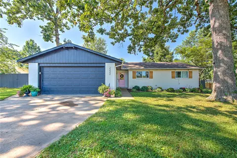 2222 W Perry Rd, Rogers, AR 72758