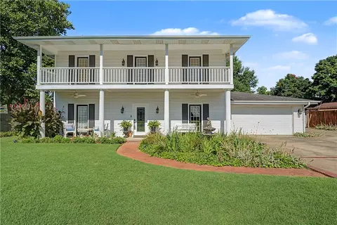 3323 N Summerhill Dr, Fayetteville, AR 72703