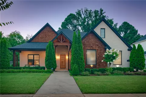 2414 E Absolute St, Fayetteville, AR 72701