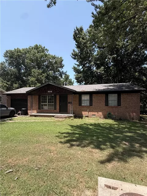 904 Olive Dr, Clarksville, AR 72830