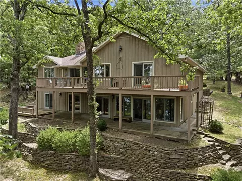 891 Lakeview Dr, Eureka Springs, AR 72631