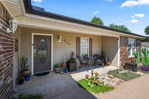 210 Perry Cir, Gravette, AR 72736