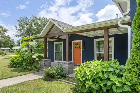 224 E Lake Francis Dr, Siloam Springs, AR 72761