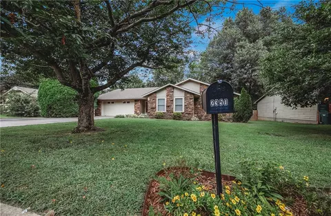 2350 E Country, Fayetteville, AR 72703