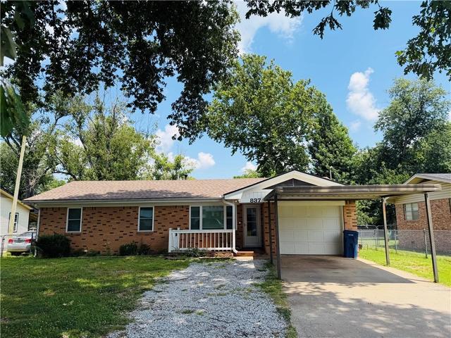 837 S Cherry St, Siloam Springs, AR 72761