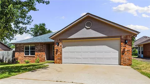 6 Jordan Ln, Bentonville, AR 72712