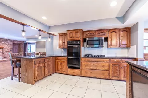 Kitchen - 809 Summit Loop, Rogers, AR 72756 photo 3 of 4