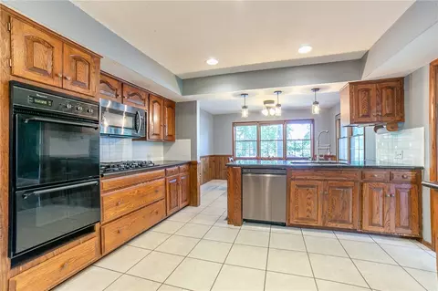 Kitchen - 809 Summit Loop, Rogers, AR 72756 photo 1 of 4