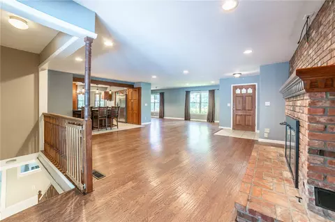 Living - 809 Summit Loop, Rogers, AR 72756 photo 2 of 5