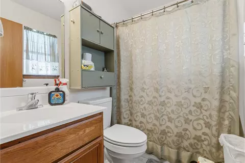 Bath - 604 Bliss Cir, Centerton, AR 72719 photo 1 of 3