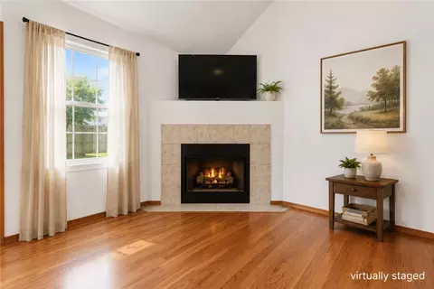 Living - 604 Bliss Cir, Centerton, AR 72719 photo 2 of 3