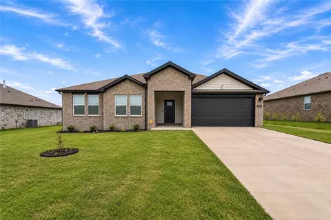 1032 Emerald St, Prairie Grove, AR 72753