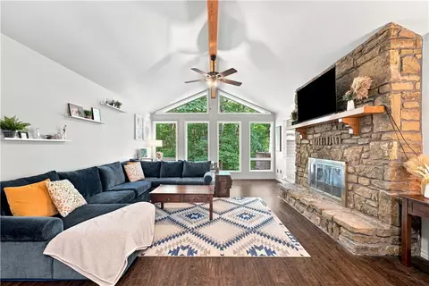72 Elizabeth Dr, Bella Vista, AR 72715