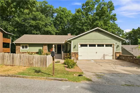 72 Elizabeth Dr, Bella Vista, AR 72715