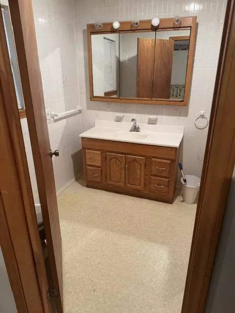 Bath - 1002 N Robinson, Harrison, AR 72601 photo 2 of 2