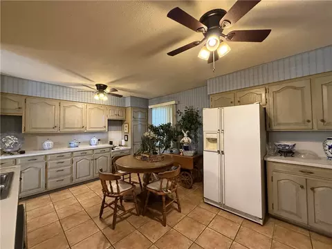Kitchen - 607 Skyline Dr, Harrison, AR 72601 photo 2 of 4
