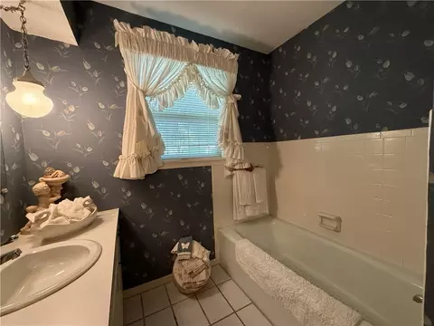 Bath - 607 Skyline Dr, Harrison, AR 72601 photo 2 of 4