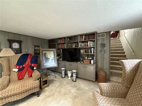 Living - 607 Skyline Dr, Harrison, AR 72601 photo 2 of 4
