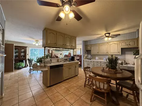 Kitchen - 607 Skyline Dr, Harrison, AR 72601 photo 3 of 4