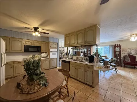 Kitchen - 607 Skyline Dr, Harrison, AR 72601 photo 4 of 4