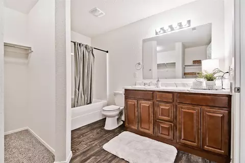Bath - 7850 Bridgegate Ave, Springdale, AR 72762 photo 1 of 2