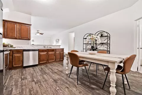Dining - 7850 Bridgegate Ave, Springdale, AR 72762 photo 2 of 3