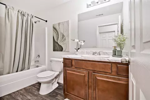Bath - 7850 Bridgegate Ave, Springdale, AR 72762 photo 2 of 2