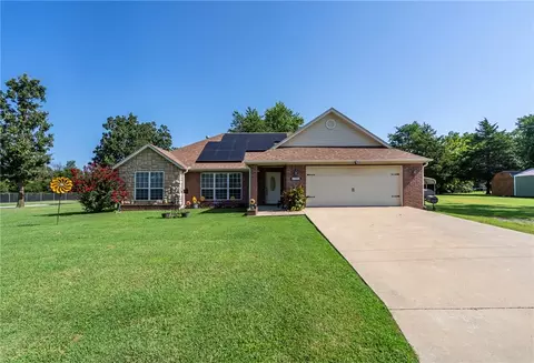 1302 E Crawford St, Gentry, AR 72734