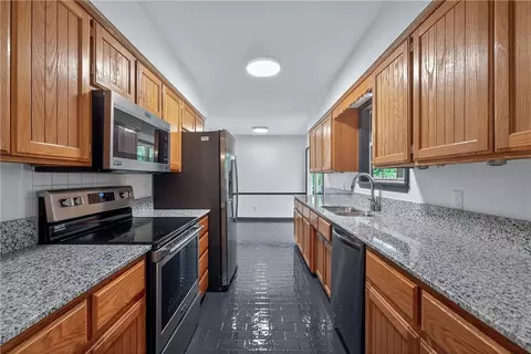 Kitchen - 8517 Spruce Dr, Rogers, AR 72756 photo 2 of 3