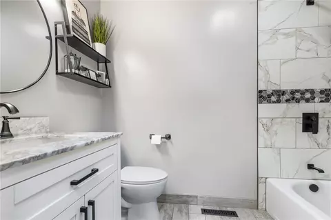 Bath - 808 Parkview Dr, Harrison, AR 72601 photo 3 of 5