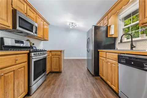Kitchen - 808 Parkview Dr, Harrison, AR 72601 photo 2 of 3