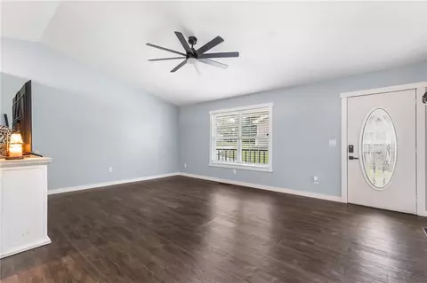 Living - 808 Parkview Dr, Harrison, AR 72601 photo 2 of 3