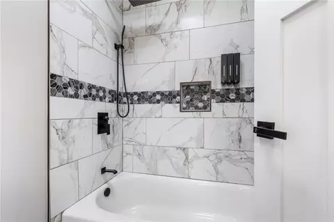 Bath - 808 Parkview Dr, Harrison, AR 72601 photo 4 of 5