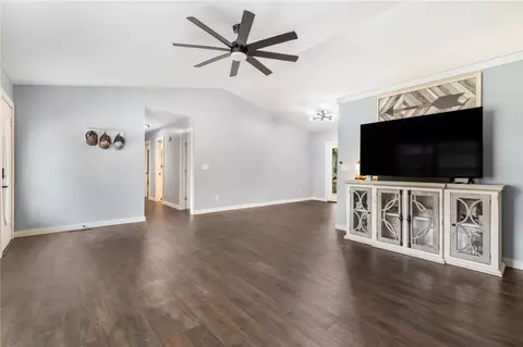 Living - 808 Parkview Dr, Harrison, AR 72601 photo 3 of 3