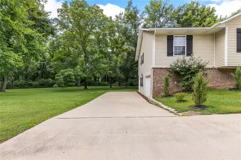 Exterior - 808 Parkview Dr, Harrison, AR 72601 photo 3 of 8